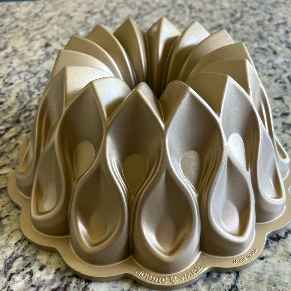 Nordic ware crown bundt cake pan Williams sonoma new